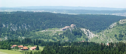 Vue sur La Cluse et le chteau de Joux © Cyberiance